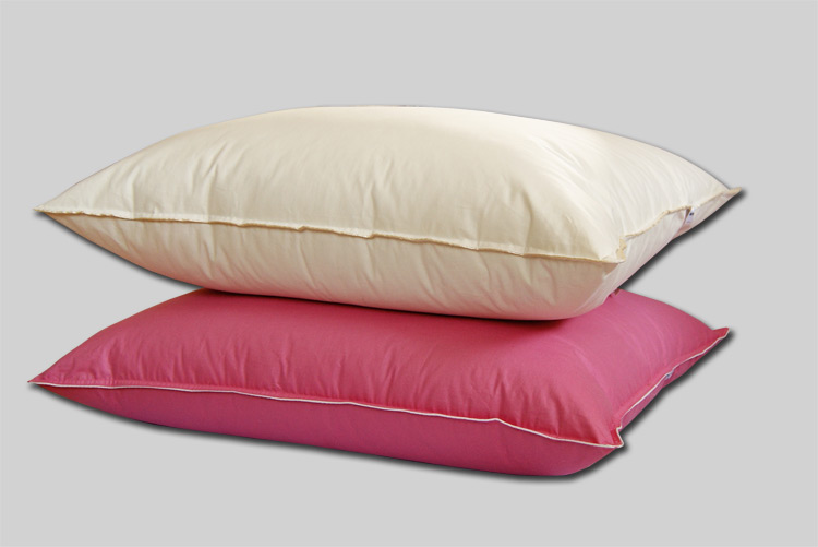 poduszki z pierza w kolorze ecru oraz różowym