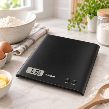 Waga kuchenna Salter 1066 BKDR 3 kg w aranżacji kuchennej – zdjęcie poglądowe