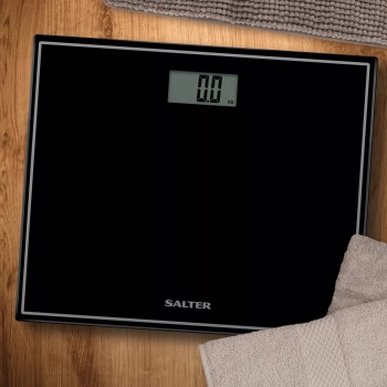 Czarna waga łazienkowa Salter 9037 BK3R z wyświetlaczem LCD i pomiarem do 180 kg