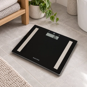 Kompaktowa waga łazienkowa Salter 9113 BK3R 30x25 cm w aranżacji łazienki