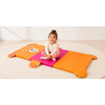 Materac piankowy Miś 80x180x5 cm z dzieckiem siedzącym na macie