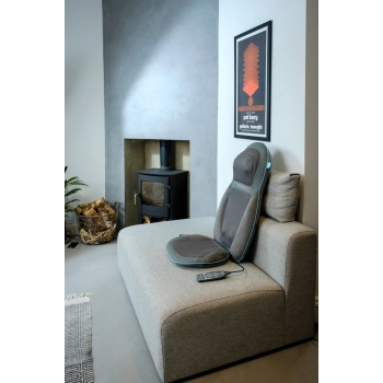 Mata masująca Shiatsu HoMedics SGM-1600H GEL 2w1 na sofie – domowy masaż pleców i karku