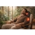 Masaż shiatsu w użyciu – mata HoMedics SBM-75H na fotelu, odprężenie karku i pleców.